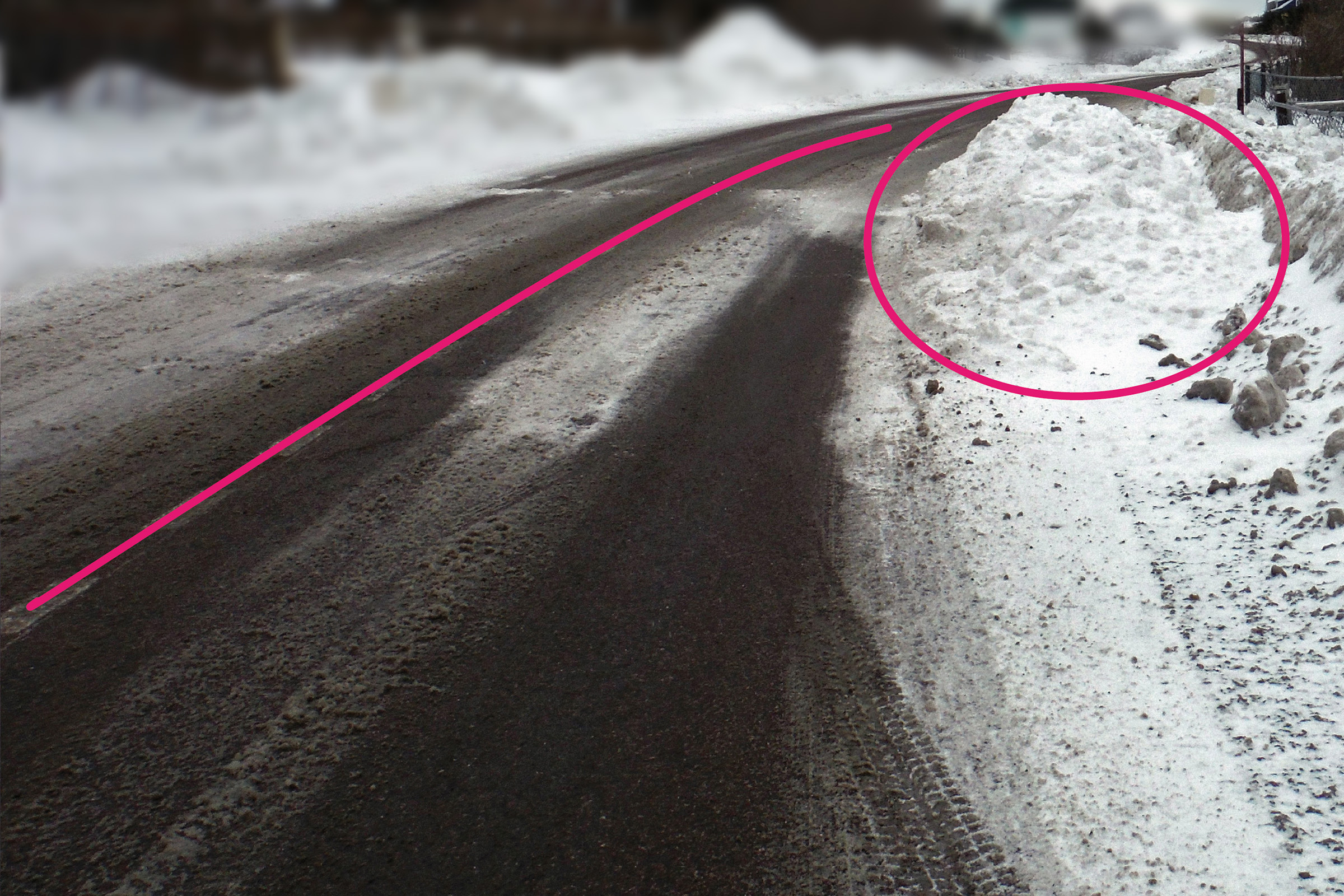 La neige déposée sur le bas côté et sur la chaussée réduit la largeur de la voie et oblige automobilistes et piétons à faire un écart dangereux, particulièrement en courbe.