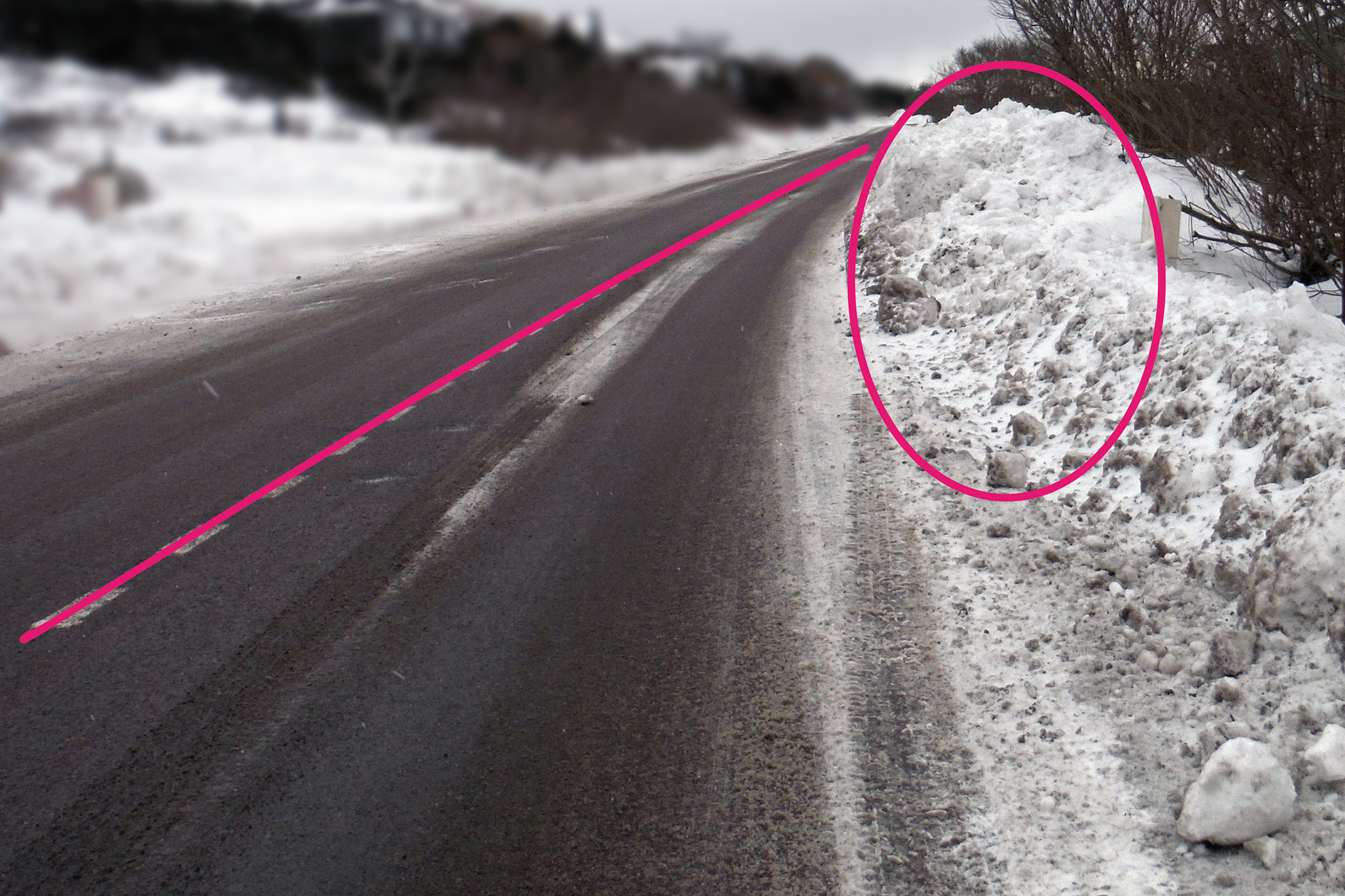 Le rétrécissement de la voie causé par la butte de neige oblige les automobilistes à faire un écart et franchir la ligne médiane, ce qui augmente les risques d'accident avec un véhicule venant à contre-sens.