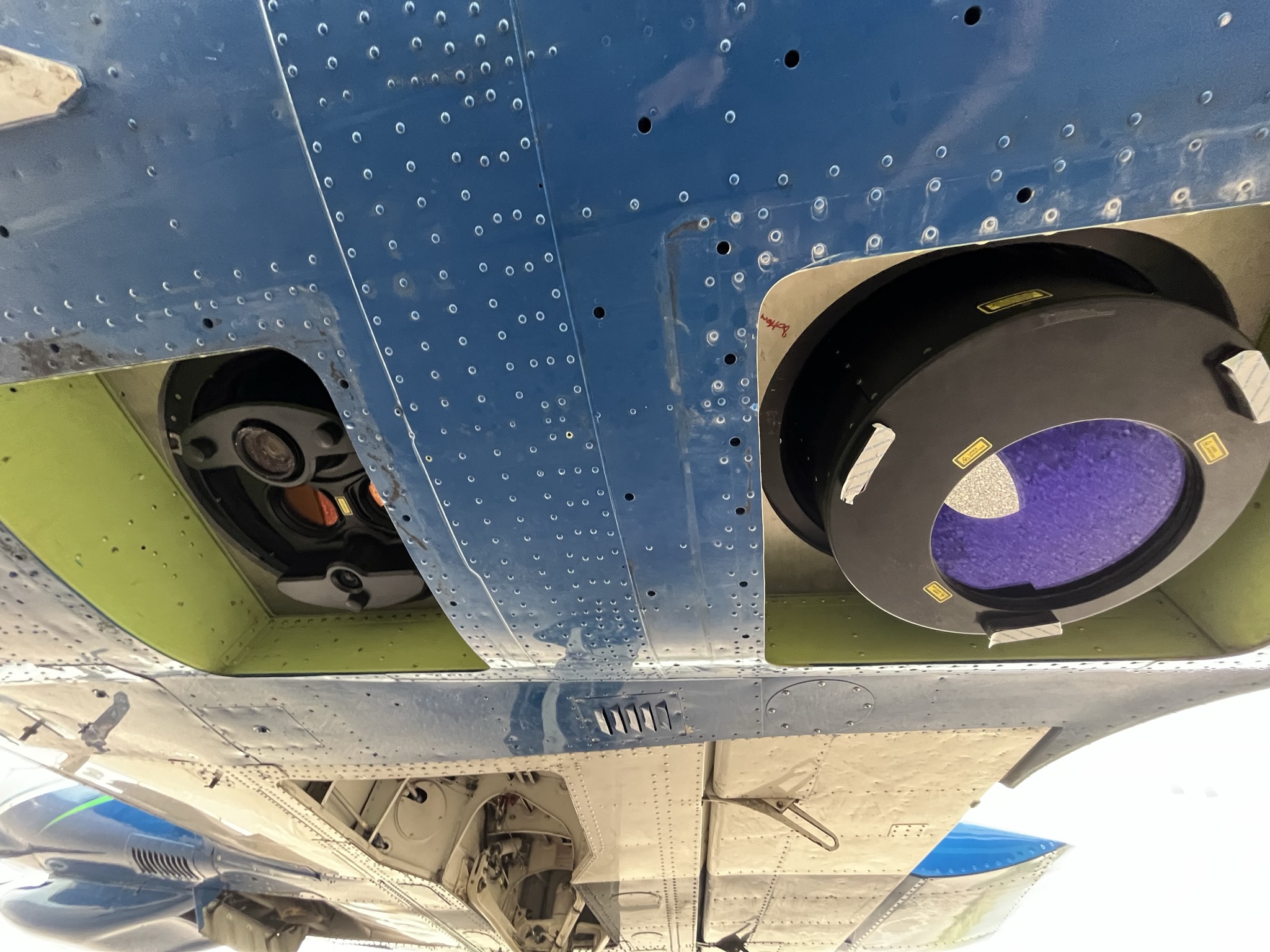Les trappes sous l'avion laissant voir les capteurs laser topo et petits fonds (à gauche) et grands fonds (à droite) (crédits Shom)