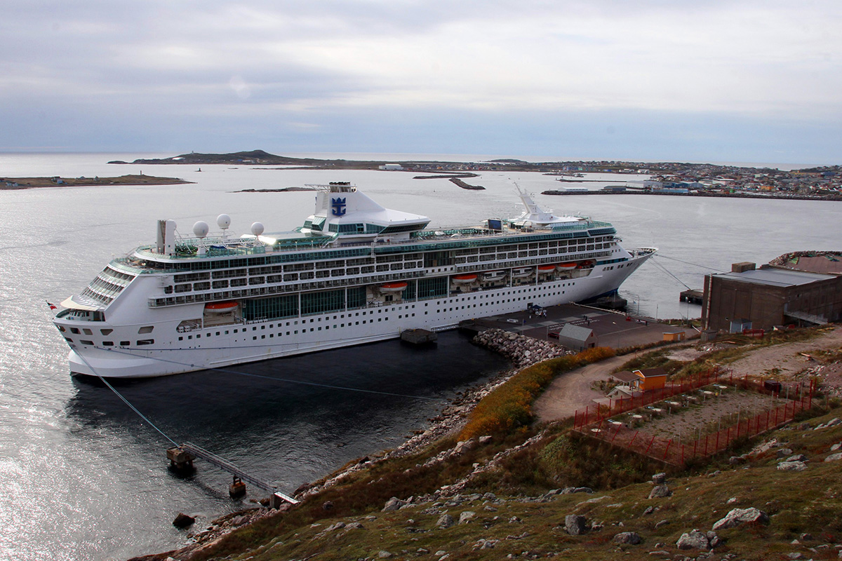 Le Legend of The Seas (265m) au quai en eau profonde. Sans les ducs d'albes, l'accostage serait impossible